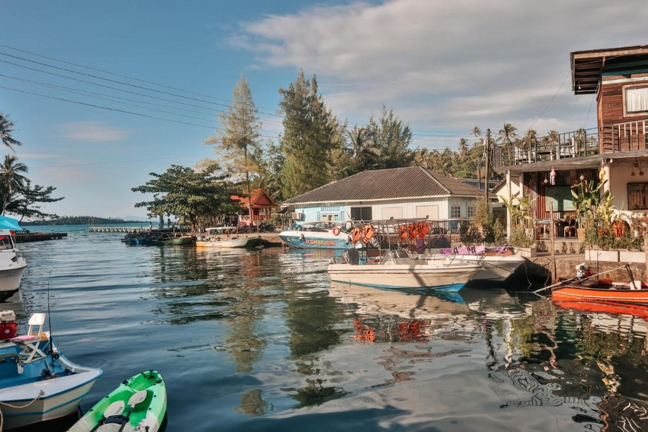 Baan Rabieng Talay Homestayบ้านระเบียงทะเล โฮมสเตย์เกาะกูด Ko Kut Exteriör bild